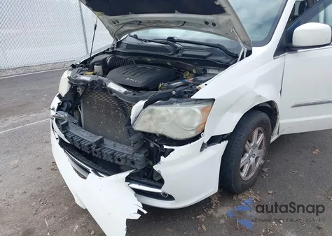 2012 Chrysler Town & Country Touring z USA, uszkodzony, nr VIN 2C4RC1BG5CR376301